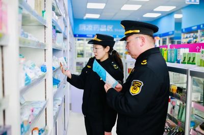 保障假期市場(chǎng)安全，他們用堅(jiān)守詮釋最美“敬業(yè)福”——記照相機(jī)及器材銷(xiāo)售人員的默默奉獻(xiàn)